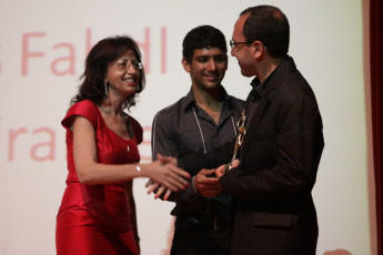 Nada Sardouk giving the prize for Best Screenplay to Abbas Fahdel for his feature film L’Aube du Monde