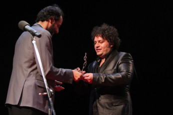 Yahya Alaq receiving his prize Best Documentary for “COLA”