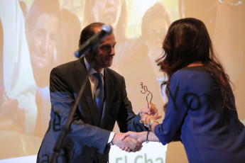 Tarek Chehab giving the prize to Christelle Younes, director of Samir Sheikh el Chabeb